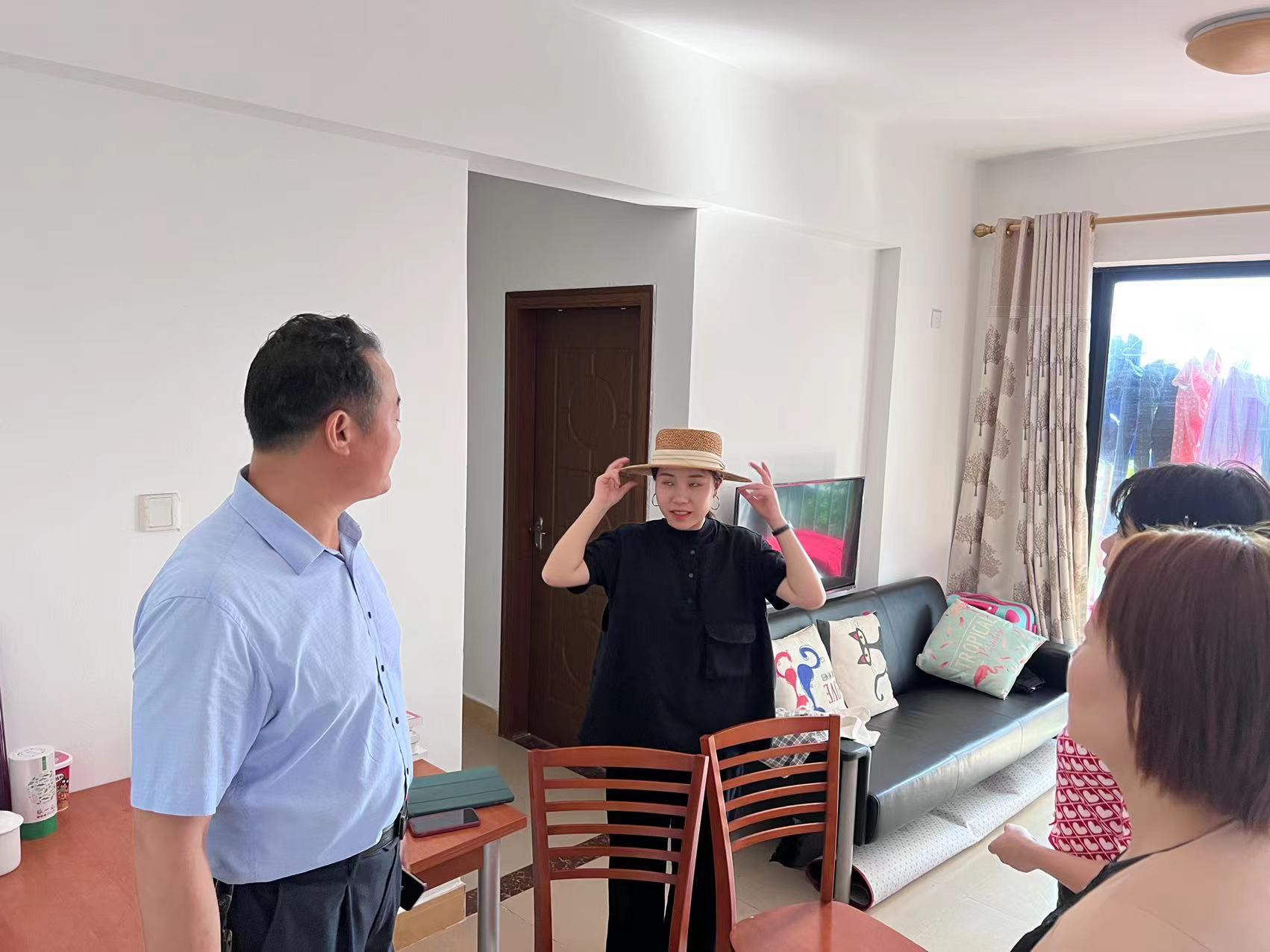 教育服务中心慰问演丰周转房教职工送温暖
