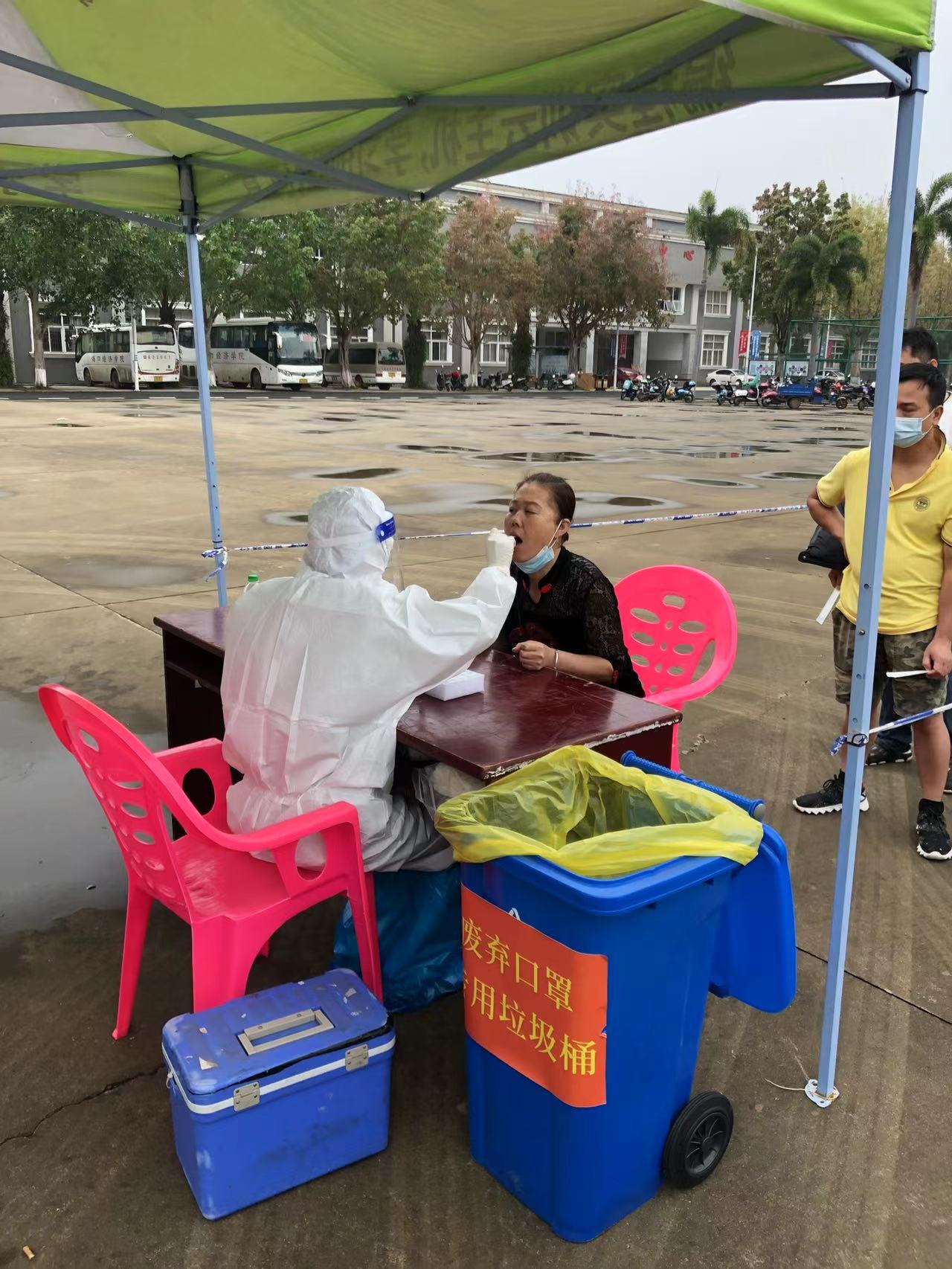 教育服务中心组织全体后勤职工及全校经营户进行核酸检测